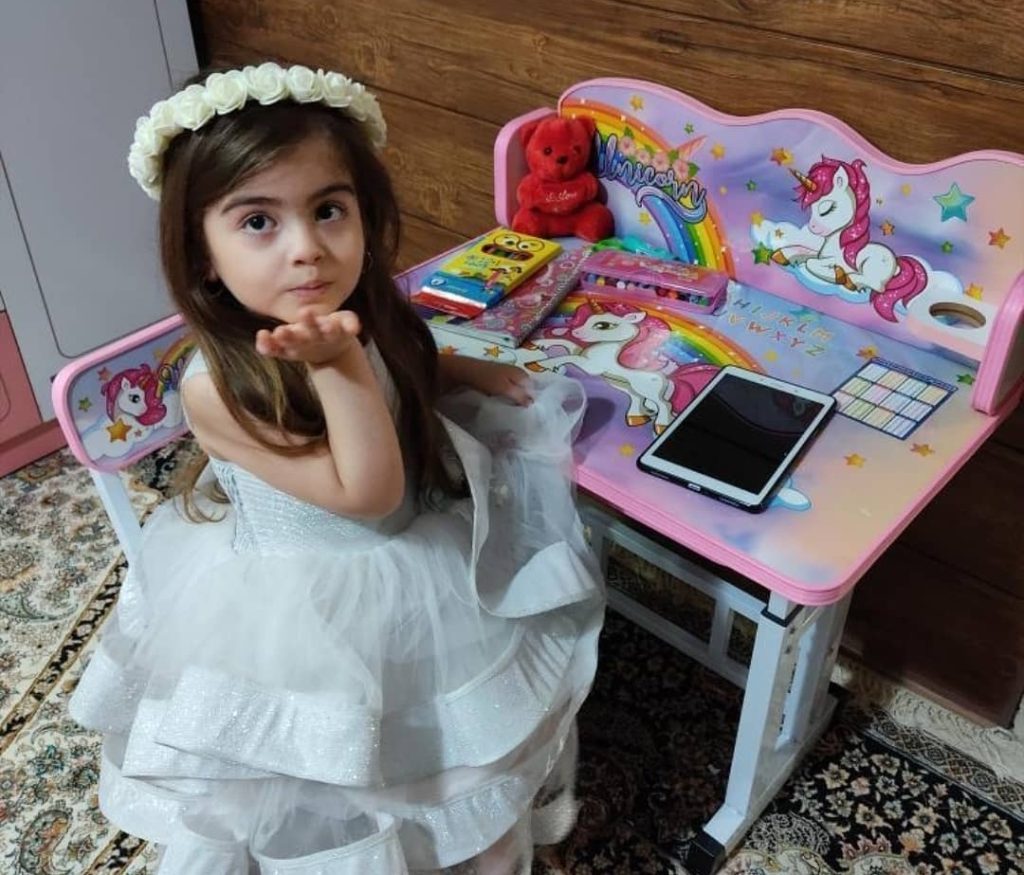 میز صندلی کودک مناسب برای انجام تکالیف مدرسه