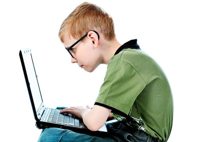چگونه از قوز کردن کودک هنگام مطالعه جلوگیری کنیم؟